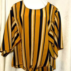 Nice bat wing women’s blouse with tie up on the bottom front. Size large